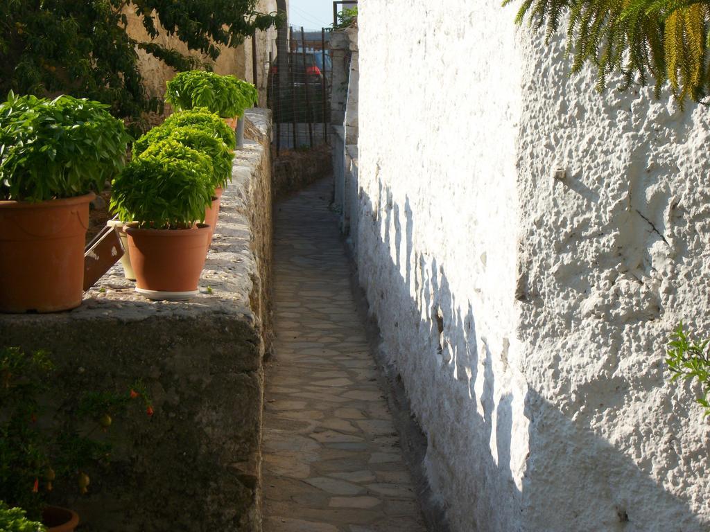 Jasmine'S Guest House Karlovassi Exterior photo